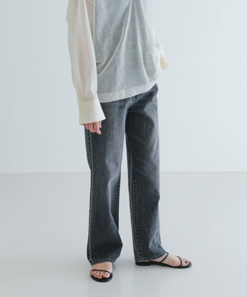 new basic　ストレートフィットデニムパンツ