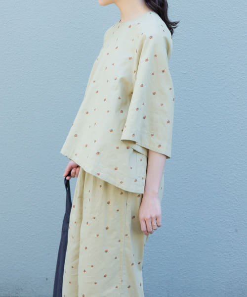 小花刺繍フレアブラウス