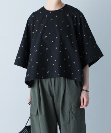 小花刺繍フレアブラウス