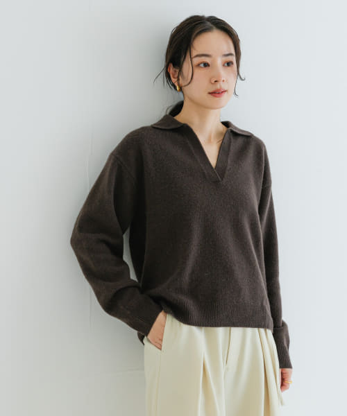 カシミヤ混強縮キーネックニットプルオーバー