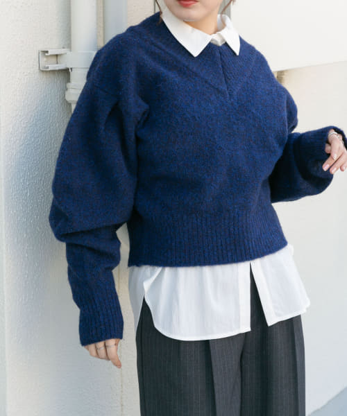 Vネックフォルムニット