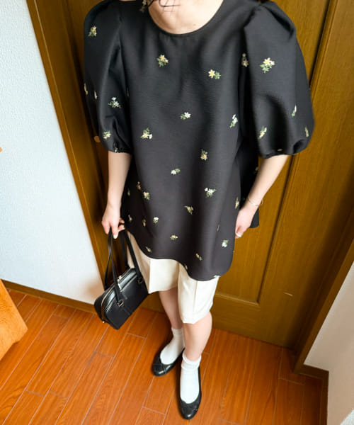 パフスリーブ刺繍ブラウス