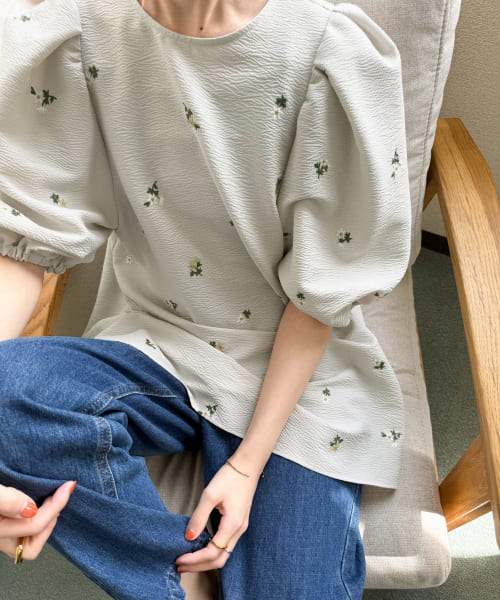 パフスリーブ刺繍ブラウス