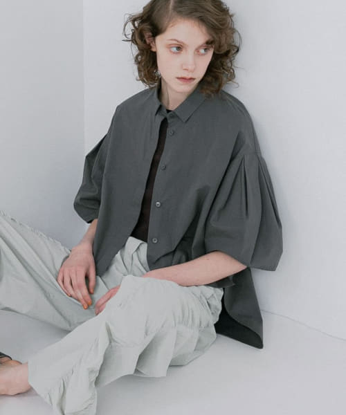 volume sleeve blouse